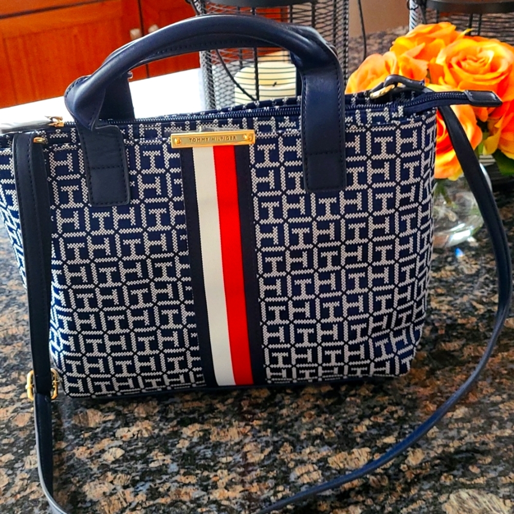 BRAND NEW Tommy Hilfiger Signature Tote & Wallet